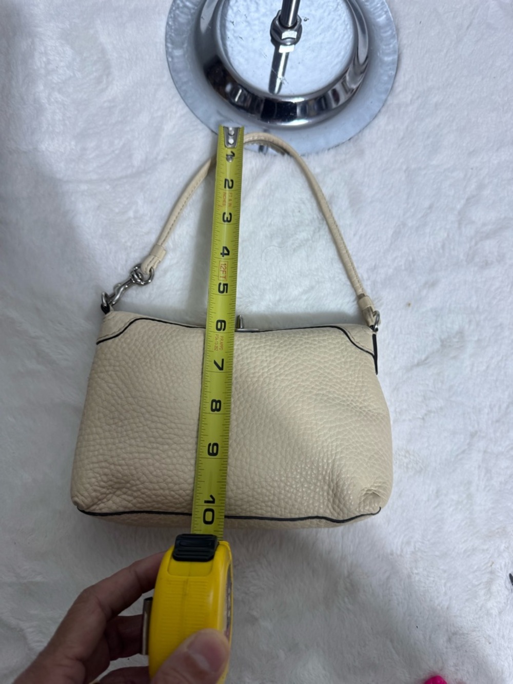 Women's Cream Leather Shoulder Bag - Designer Style - Picture 5 of 17